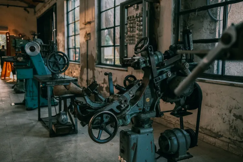 Too Slow for School, Too Stubborn to Quit: The Failures That Built Thomas Edison